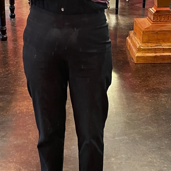 Brunello Cucinelli Black Cropped Pants with Slim Fit - Picture 5 of 7